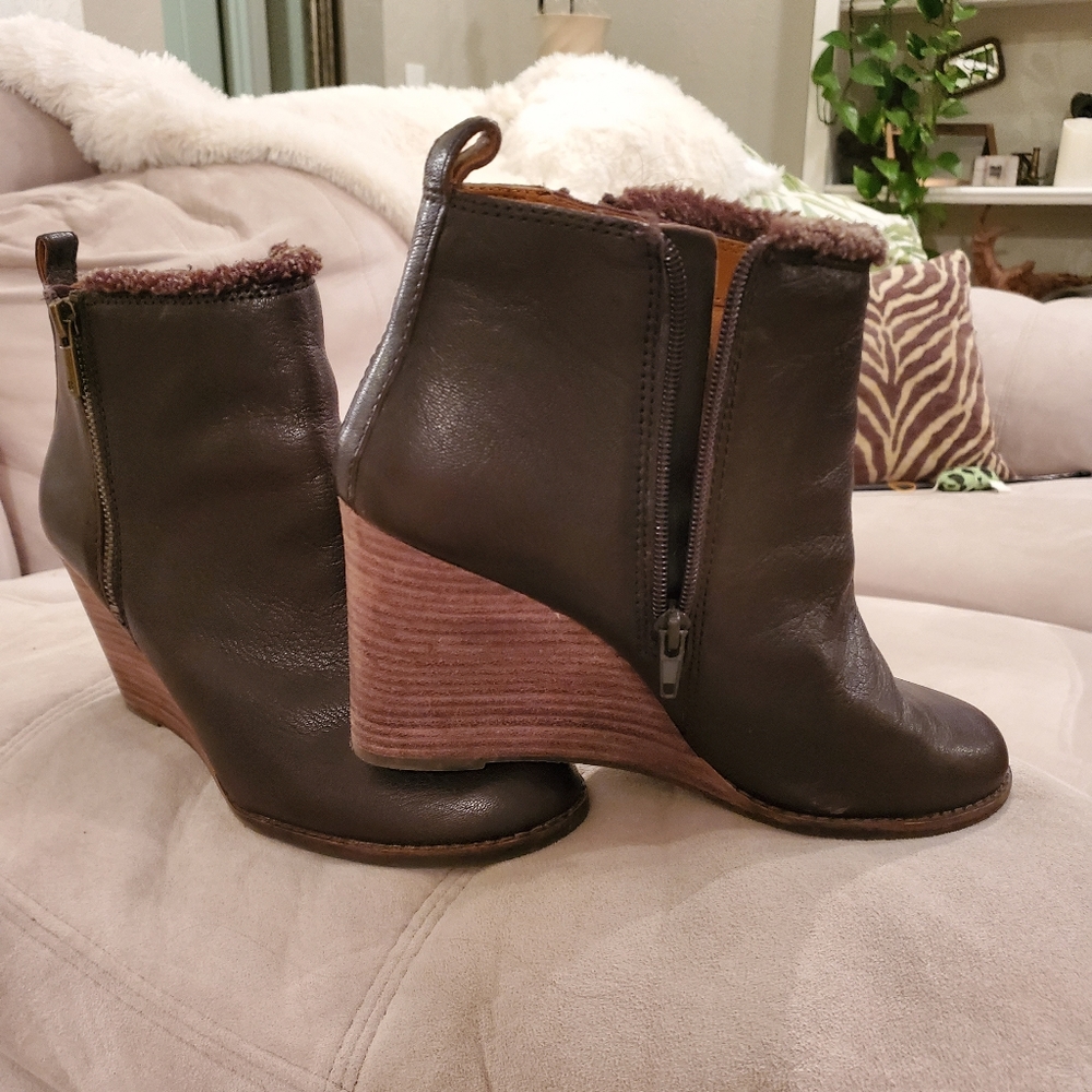 Lucky Brand wedge